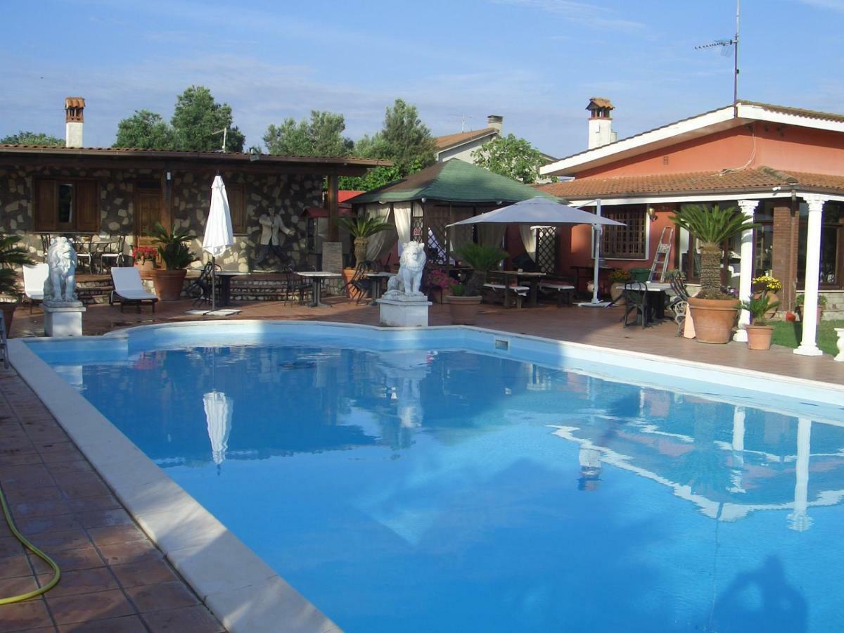 Chalet L Oasi Di Ambra 8 Posti Letto Con Uso Piscina Ardea Kültér fotó